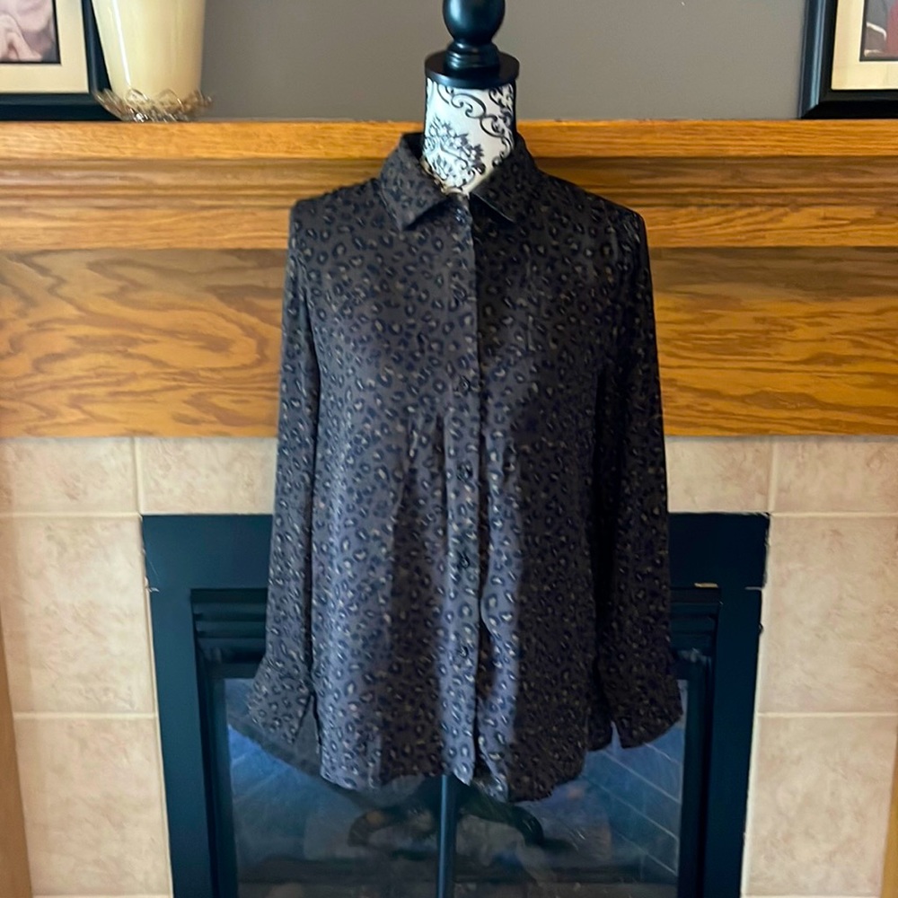 💗3/$12💗Chelsea & Theodore Leopard/Animal Print Button Down Top
